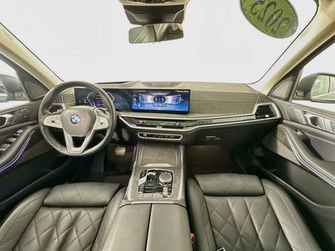 Used 2025 BMW X7 xDrive40i w/ Premium Package AWD/4WD image 3