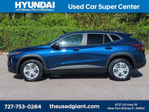 Used 2024 Chevrolet Trax LS FWD image 2