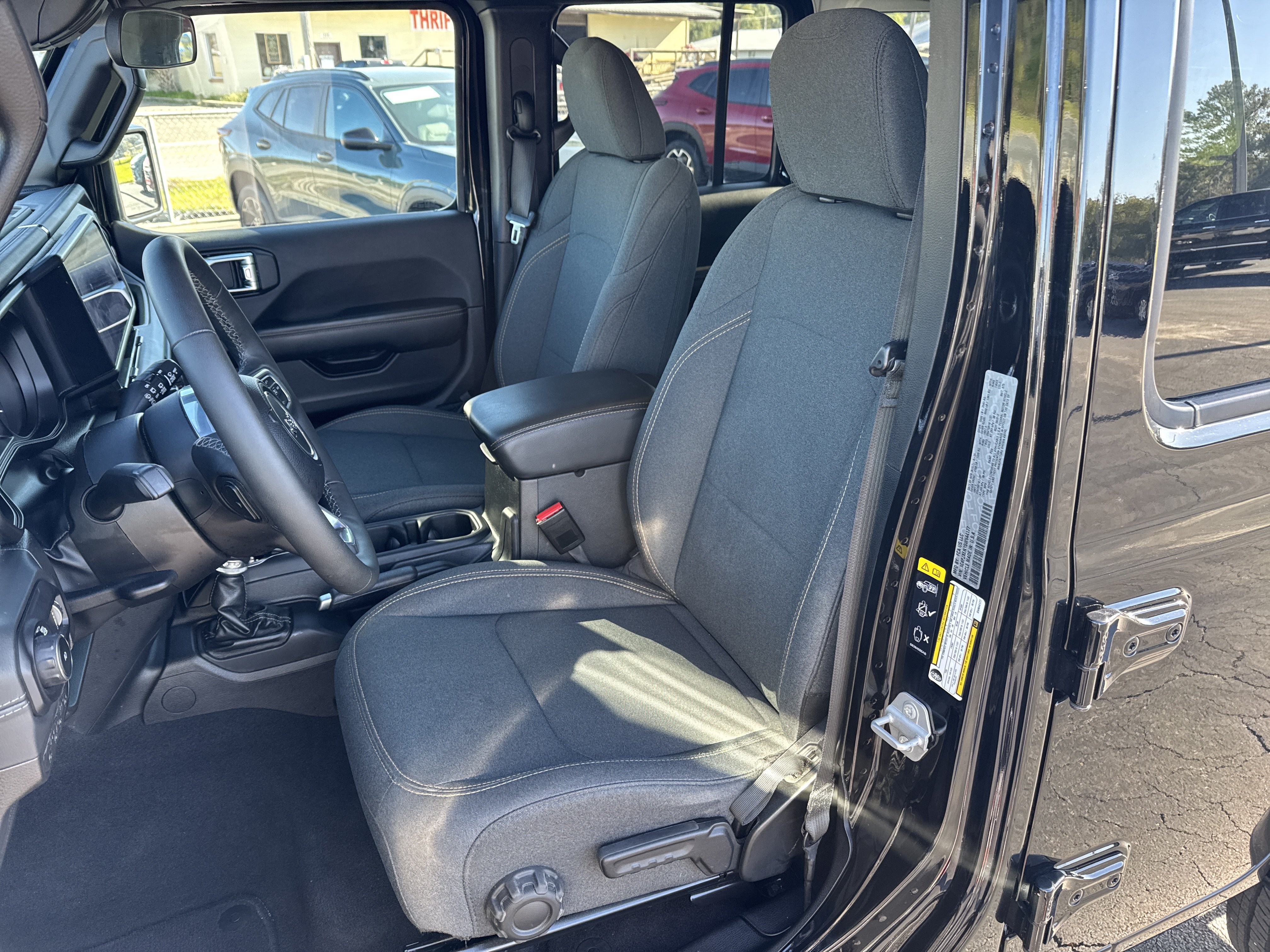 Used 2025 Jeep Wrangler Unlimited Sahara AWD/4WD image 23