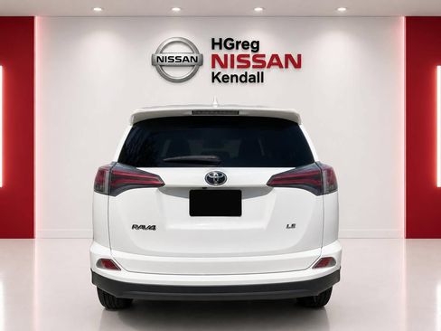 Used 2018 Toyota RAV4 LE FWD image 6