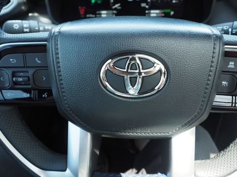 Used 2025 Toyota Sequoia Platinum AWD/4WD image 32