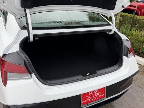 Used 2025 Hyundai Elantra SEL image 23