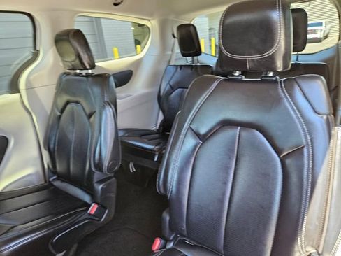 Used 2024 Chrysler Pacifica Touring-L FWD image 16
