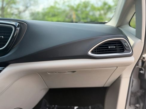 Used 2017 Chrysler Pacifica Touring-L image 33