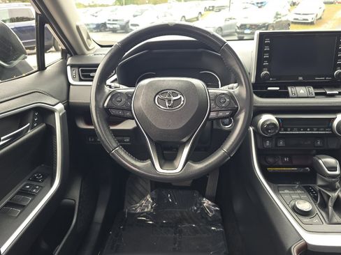 Used 2019 Toyota RAV4 Limited image 13