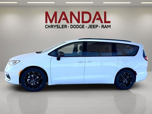 New 2026 Chrysler Pacifica Select w/ S Appearance Package image 8