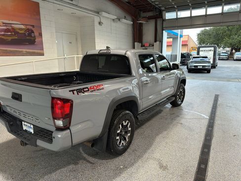 Used 2018 Toyota Tacoma TRD Off-Road w/ Technology Package image 4