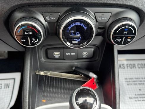 Used 2025 Hyundai Venue SEL FWD image 17