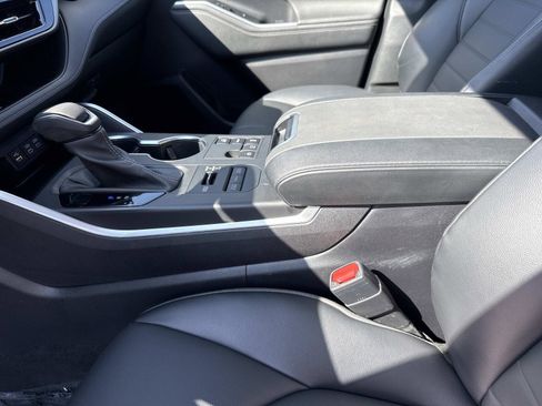 Used 2023 Toyota Highlander XLE image 16