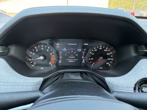Used 2025 Jeep Compass Latitude w/ Sun & Sound Group AWD/4WD image 9
