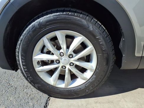 Used 2017 Kia Sorento LX image 11