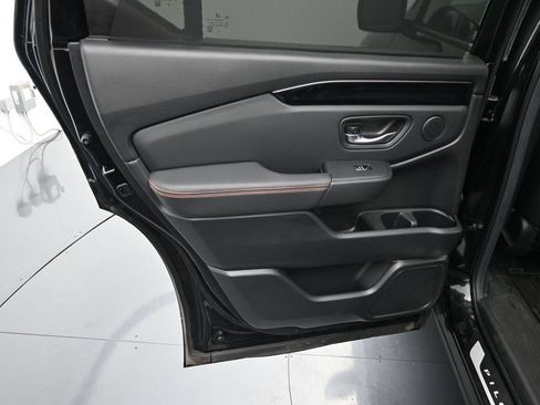 Used 2025 Honda Pilot TrailSport image 17