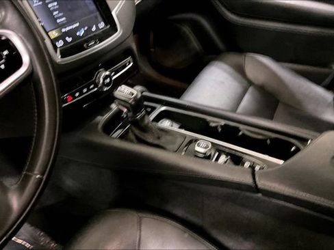 Used 2019 Volvo XC90 T5 Momentum w/ Multimedia Package AWD/4WD image 17