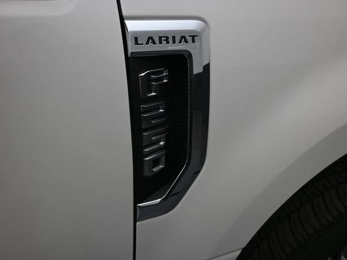 Used 2017 Ford F250 Lariat w/ Lariat Value Package AWD/4WD image 16