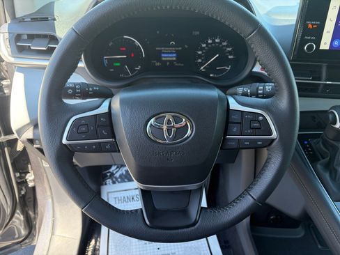 Used 2025 Toyota Sienna XLE FWD image 12