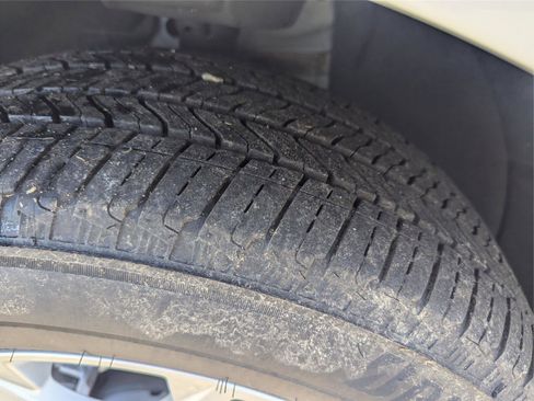 Used 2022 Chevrolet Equinox LT w/ Driver Convenience Package image 26