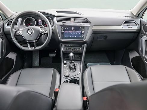 Used 2020 Volkswagen Tiguan SE w/ Panoramic Sunroof Package image 28