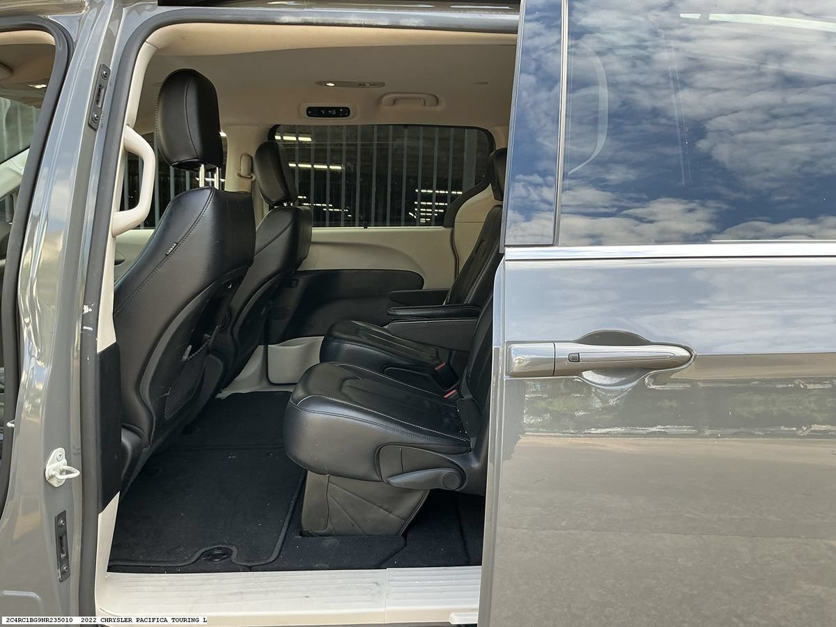 Used 2022 Chrysler Pacifica Touring-L FWD image 9