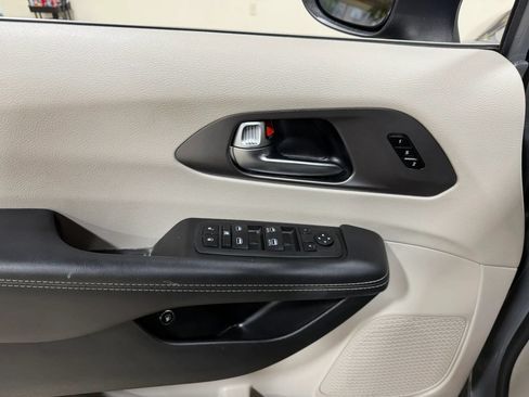 Used 2023 Chrysler Pacifica Touring-L FWD image 46