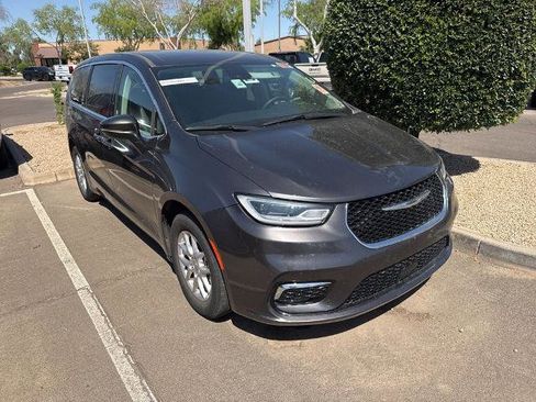Used 2023 Chrysler Pacifica Touring-L image 2