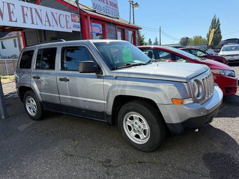 Used 2016 Jeep Patriot Sport image 2