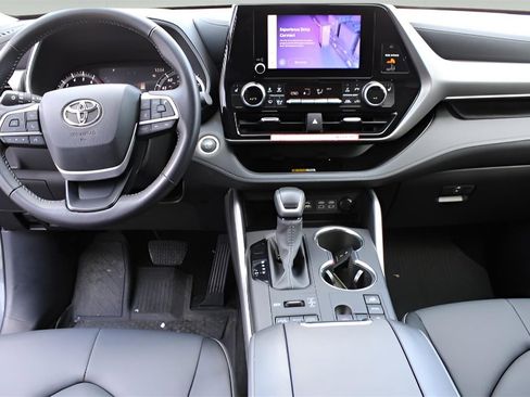 Certified 2025 Toyota Highlander XLE image 9