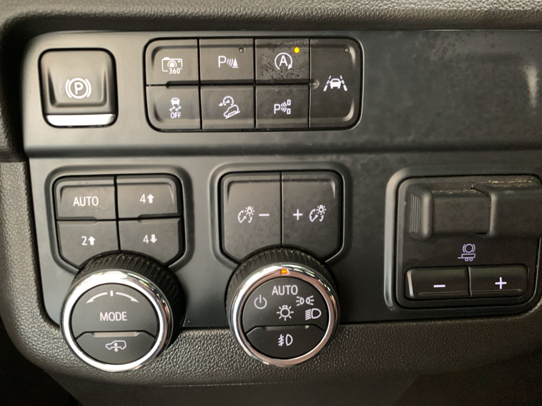 Used 2025 Chevrolet Tahoe High Country AWD/4WD image 35