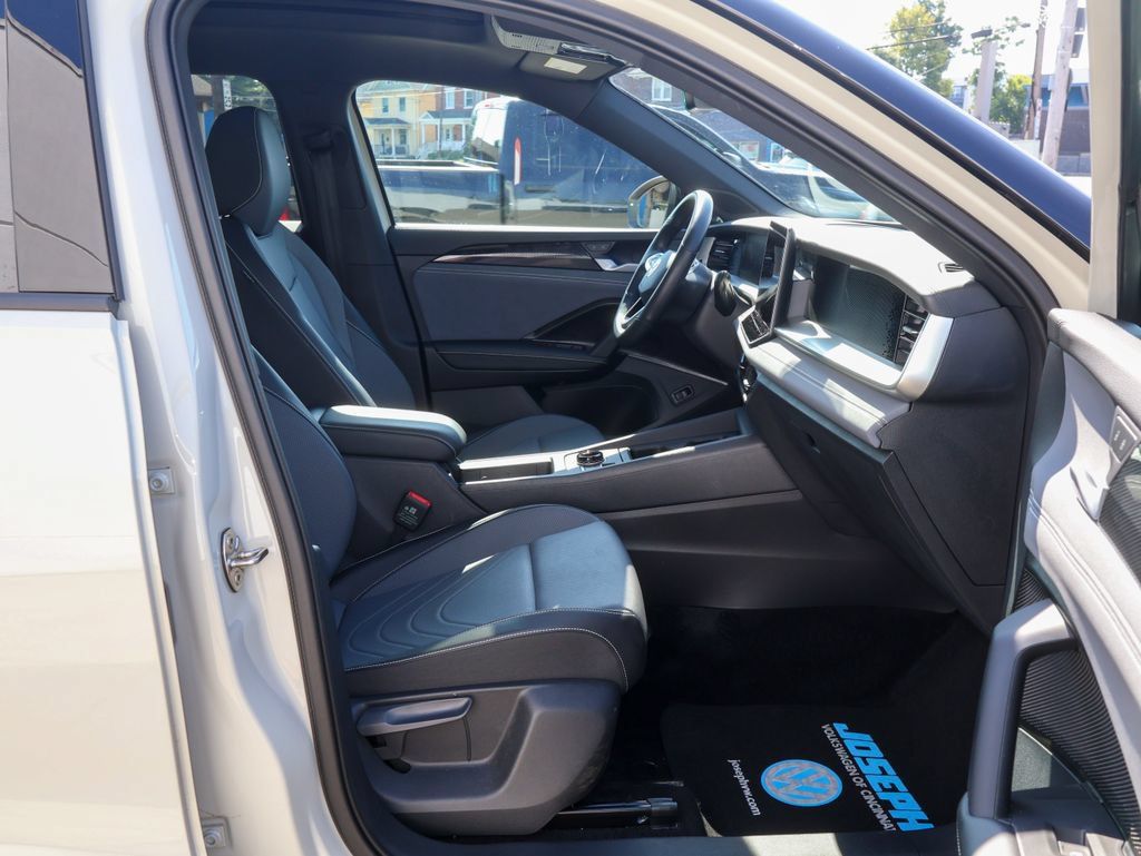 Used 2025 Volkswagen Tiguan SE R-Line AWD/4WD image 31