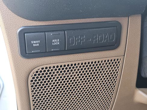 Used 2018 Jeep Wrangler Unlimited Rubicon w/ Connectivity Group AWD/4WD image 8