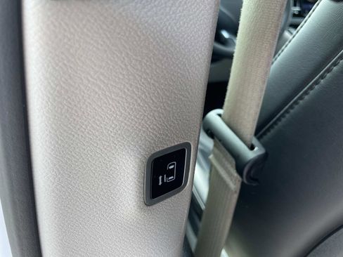 Used 2023 Chrysler Pacifica Touring-L FWD image 14