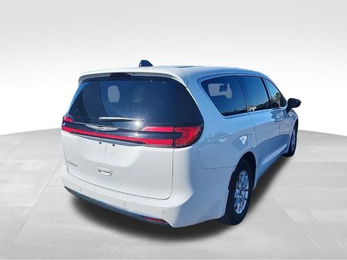 Used 2024 Chrysler Pacifica Touring-L image 31