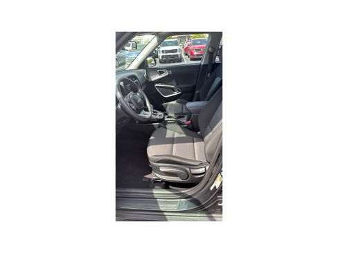 Used 2025 Kia Soul LX w/ LX Technology Package FWD image 11