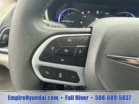 Used 2023 Chrysler Pacifica Limited FWD image 30