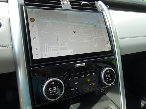 New 2025 Land Rover Discovery S image 3