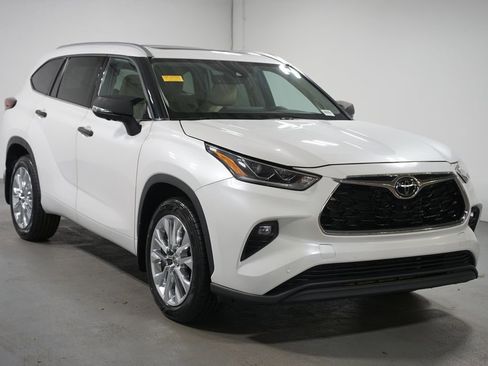 Used 2024 Toyota Highlander Limited image 3