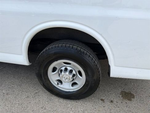 Used 2017 Chevrolet Express 2500 RWD image 24
