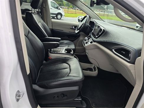 Used 2021 Chrysler Pacifica Touring-L image 15