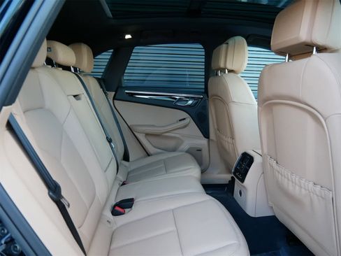 Used 2025 Porsche Macan image 27