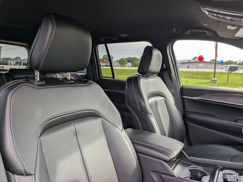 Used 2025 Jeep Grand Cherokee Limited RWD image 18