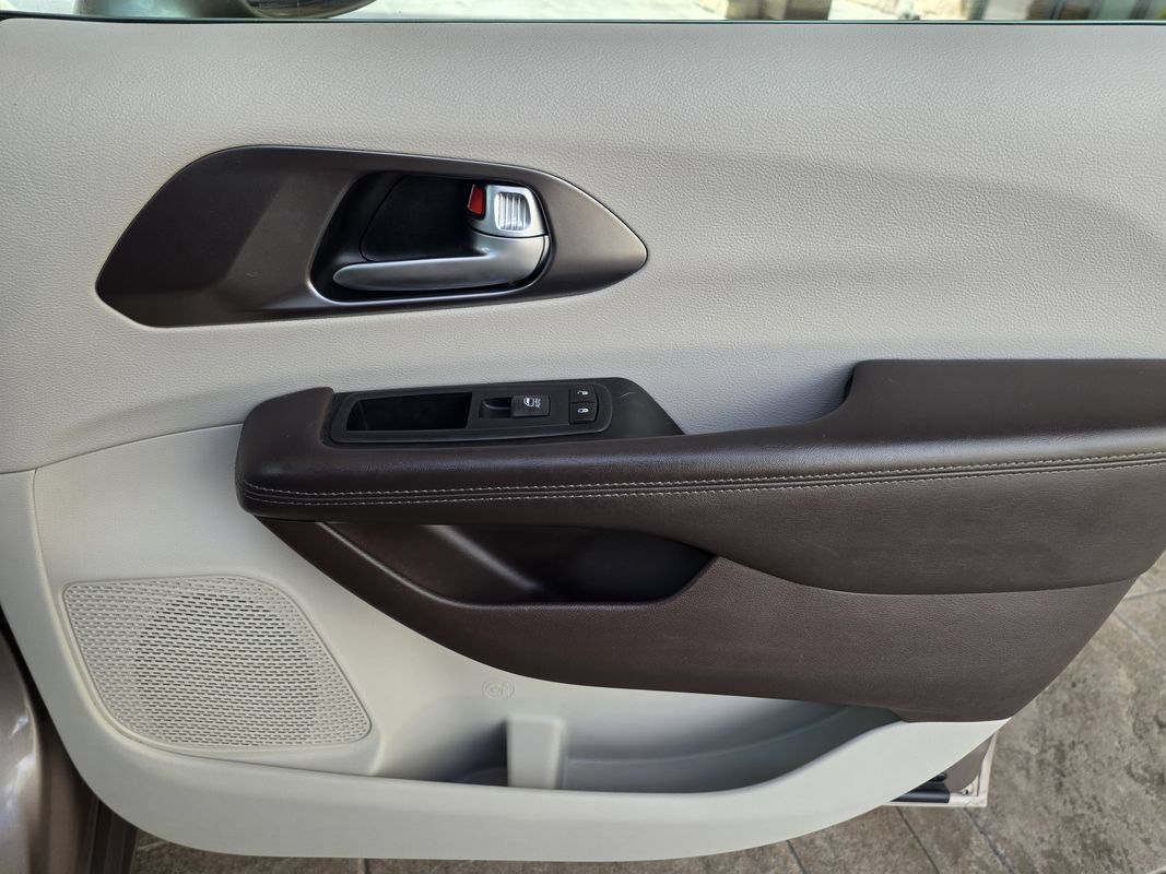 Used 2017 Chrysler Pacifica Touring-L w/ Tire & Wheel Group FWD image 23