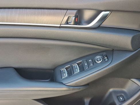 Used 2018 Honda Accord EX image 10