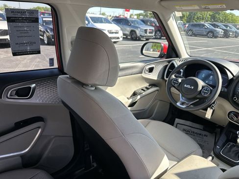 Used 2025 Kia Soul LX FWD image 15