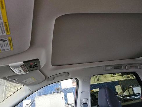 Used 2022 Nissan Pathfinder SV w/ SV Premium Package image 7