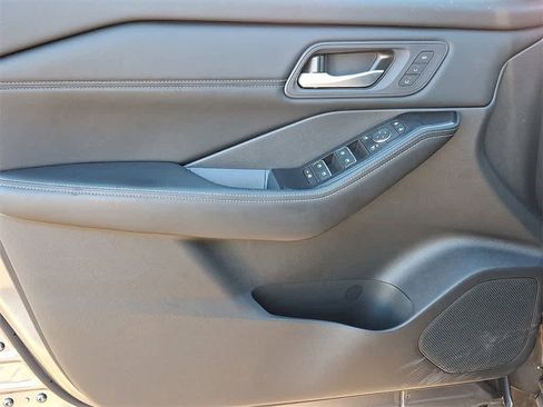 Used 2024 Nissan Rogue SL w/ SL Premium Package image 11