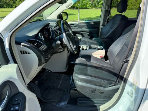 Used 2016 Chrysler Town & Country Touring FWD image 11