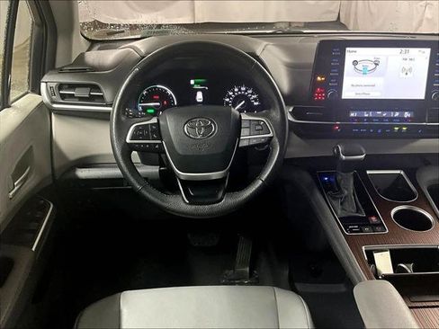 Used 2024 Toyota Sienna XLE image 18