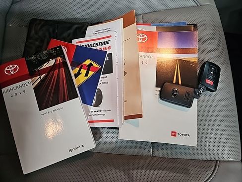 Used 2019 Toyota Highlander Limited image 17