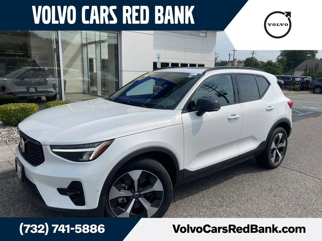 Used 2025 Volvo XC40 B5 Plus AWD/4WD image 1