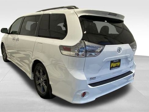 Used 2015 Toyota Sienna SE image 2