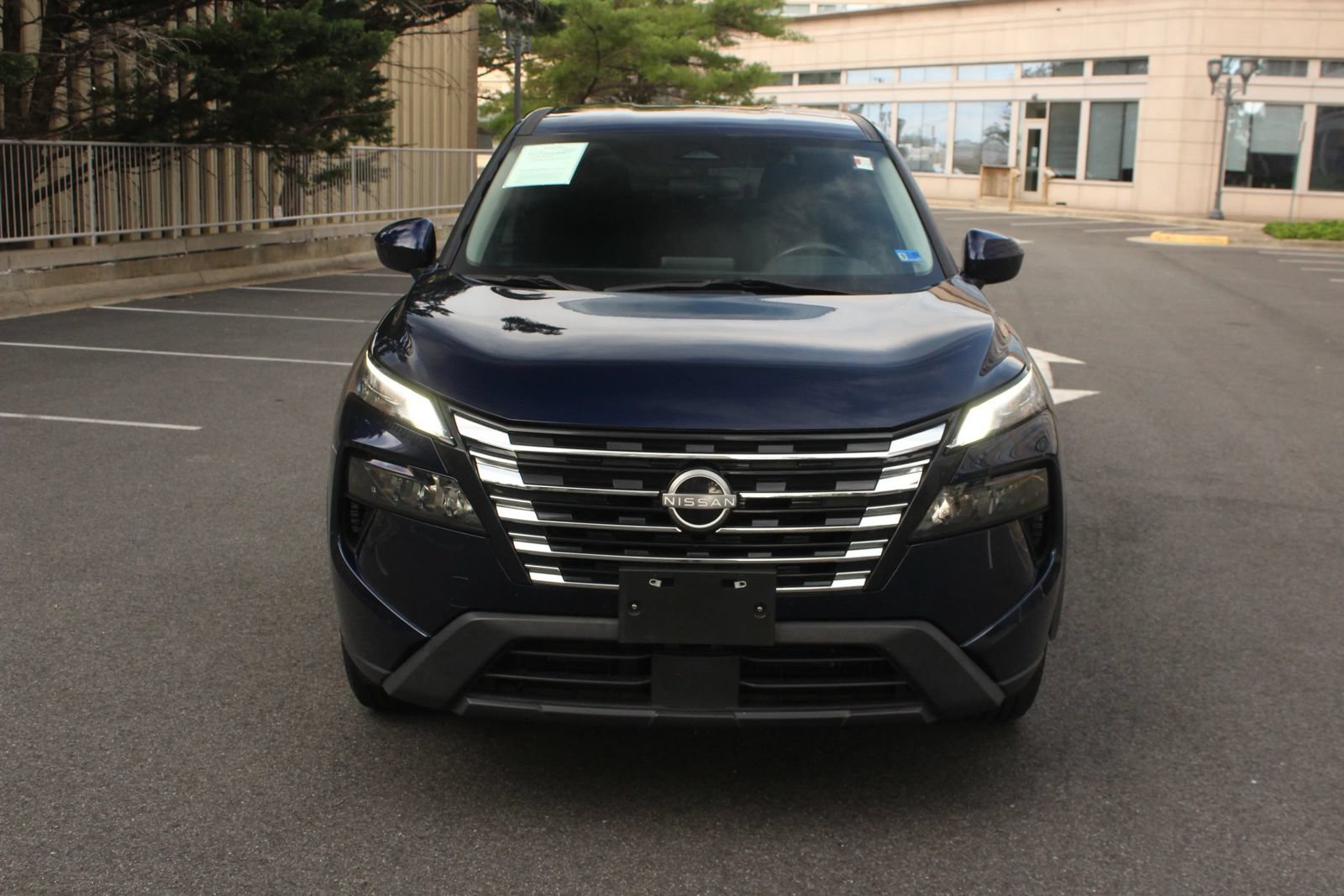 Used 2024 Nissan Rogue SV AWD/4WD image 3